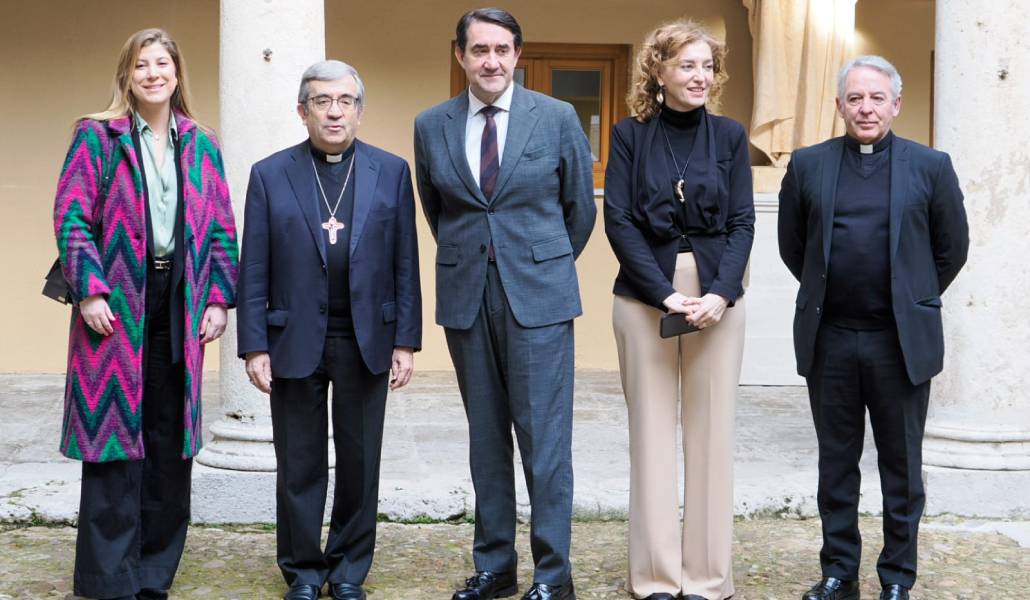 El arzobispo de Valladolid, Luis Argüello, el consejero Juan Carlos Suárez-Quiñones y otras autoridades este miércoles