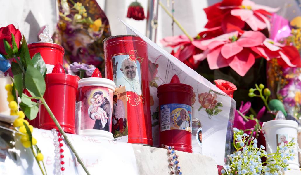 Velas y dibujos pidiendo por la recuperación de Francisco a las puertas del hospital Gemelli de Roma