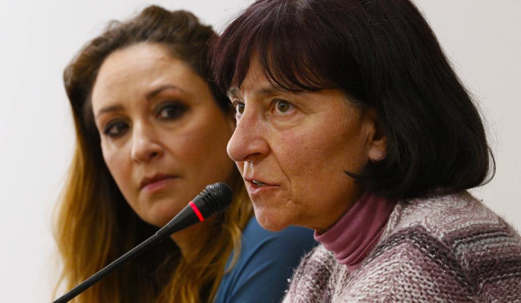 Gloria Branciani, una víctima de Rupnik que ha hablado en varias ocasiones públicamente sobre los abusos de los que se acusa al sacerdote esloveno. Detrás, Laura Sgrò, su abogado