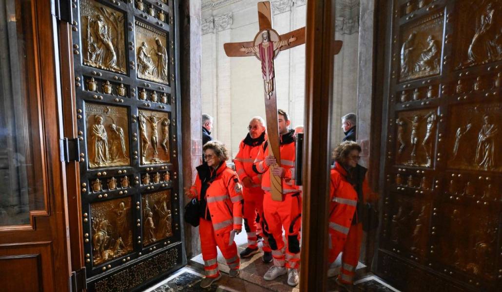 Miles de voluntarios de todos los rincones del mundo han atravesado este fin de semana la Puerta Santa de la basílica de San Pedro