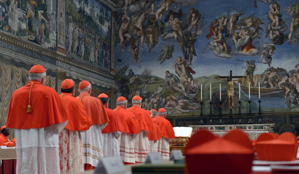 Procesión de cardenales en la Capilla Sixtina durante el cónclave que eligió a Francisco