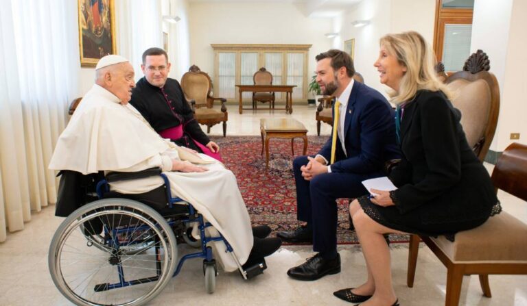 El vicepresidente de Estados Unidos en su encuentro con el Papa Francisco en la mañana de este domingo
