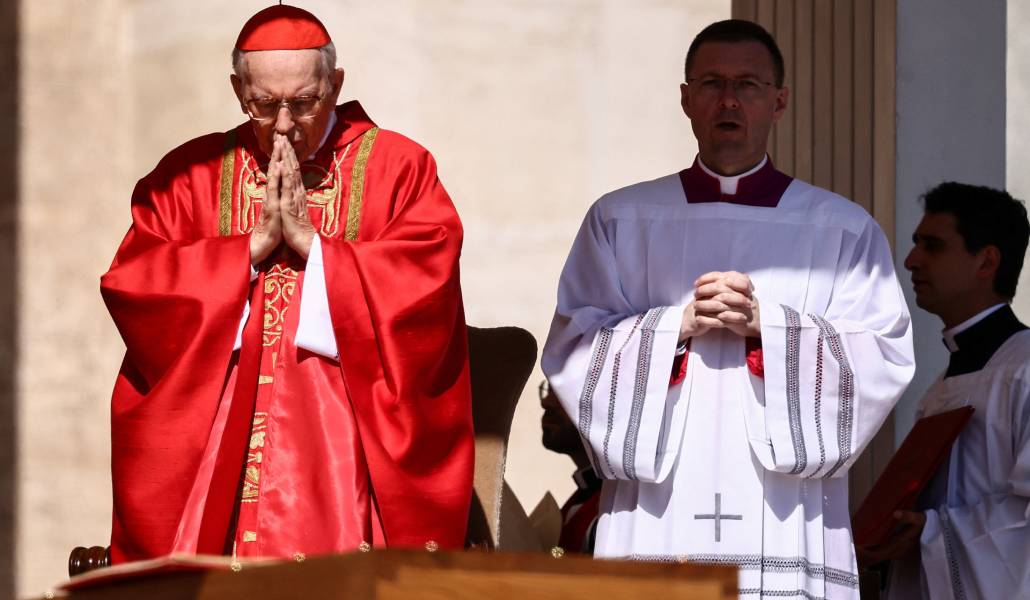 El cardenal Giovanni Battista Re dirige la misa funeral del papa Francisco en la plaza de San Pedro
