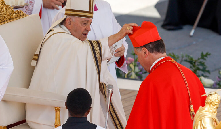 Ángel Fernández Artime con el Papa Francisco durante el Consistorio en que fue creado cardenal