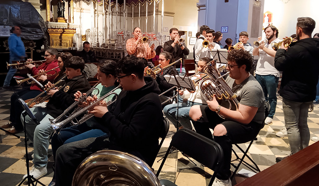 La banda durante el ensayo