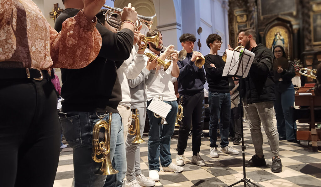 La banda durante el ensayo