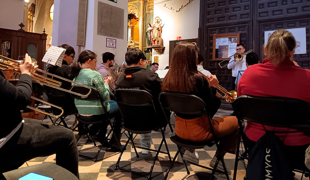 La banda durante el ensayo