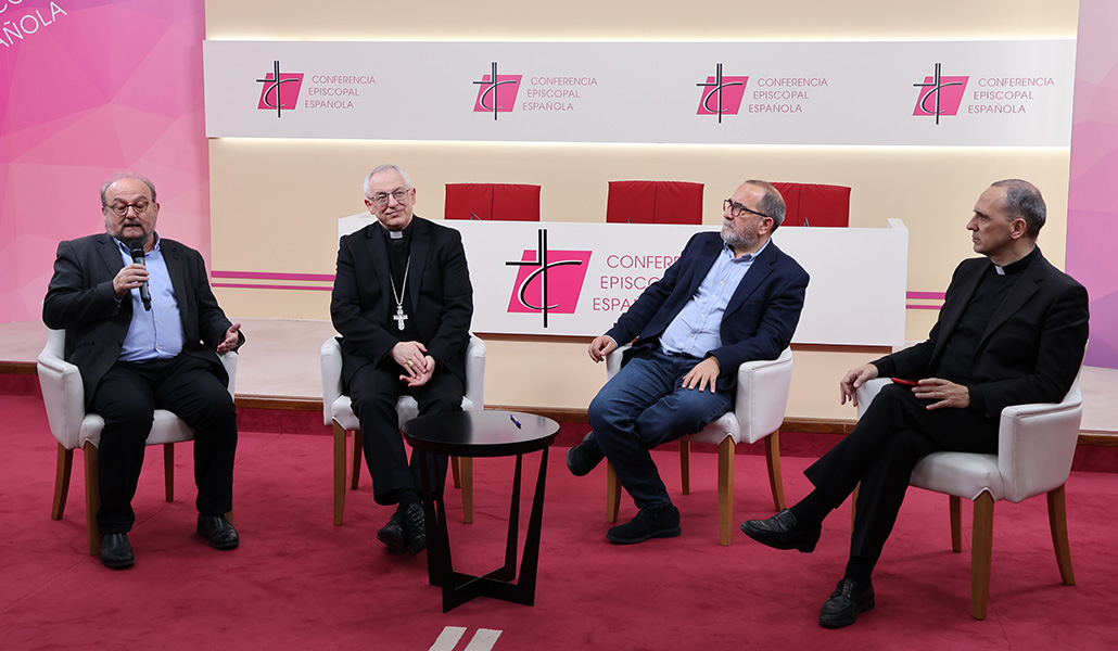 Esteban, Carrasco y el director del secretariado de la Comisión Episcopal para la Educación, Antonio Roura, junto con José Gabriel Vera