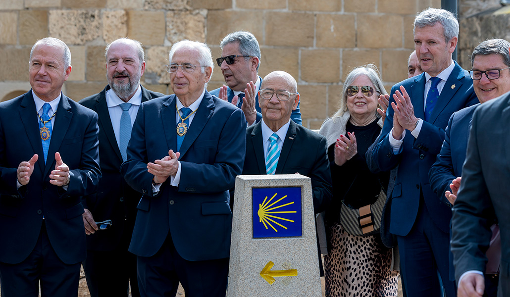 El presidente de la Xunta de Galicia, Alfonso Rueda (2d) junto al de Melilla, Juan José Imbroda (3i), tras descubrir el hito kilométrico de la Vía Rusadir, el primer Camino de Santiago en África, durante el acto institucional del 250 aniversario del Levantamiento del Sitio