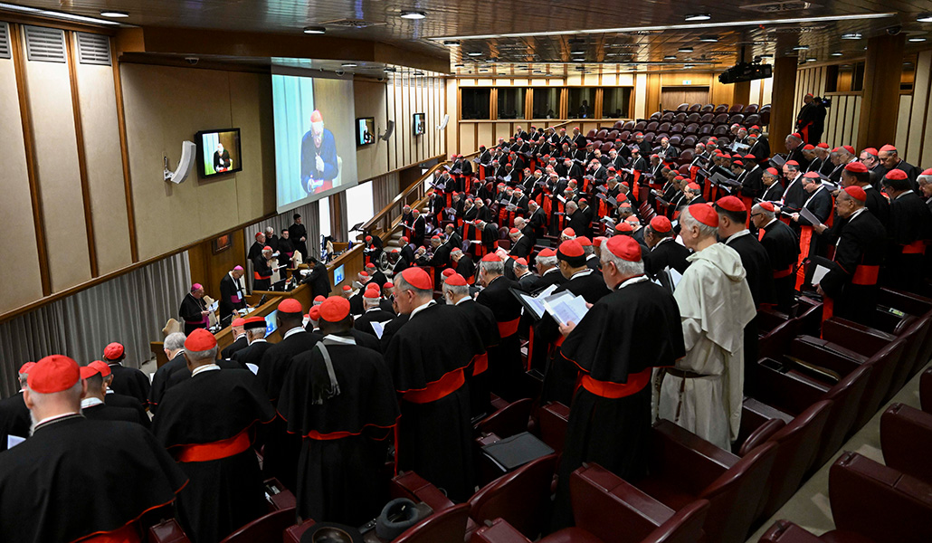 Cardenales en oración durante la congregación general del lunes en el Vaticano