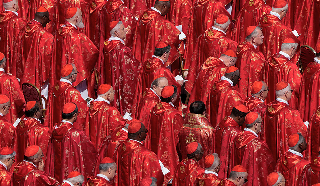 Los cardenales asisten a la misa funeral del Papa Francisco en la plaza de San Pedro en el Vaticano el 26 de abril de 2025