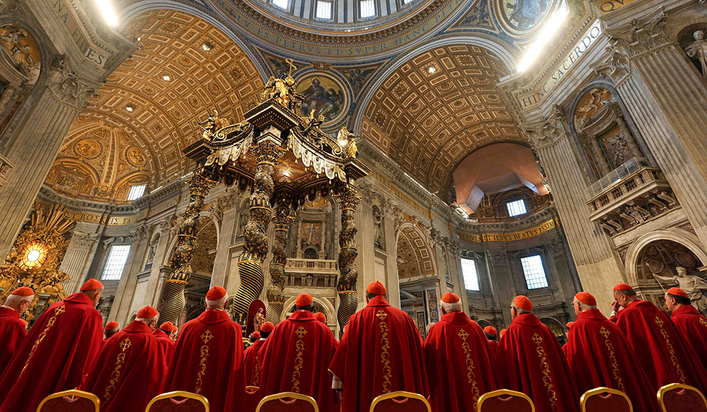 Los cardenales se reúnen para celebrar misa en el quinto día de los 'novendiali', en el Altar de la Confesión en la basílica de San Pedro en el Vaticano el 30 de abril de 2025