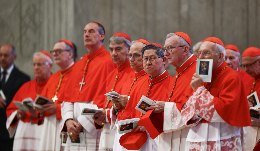 Cardenales ante el féretro de Francisco