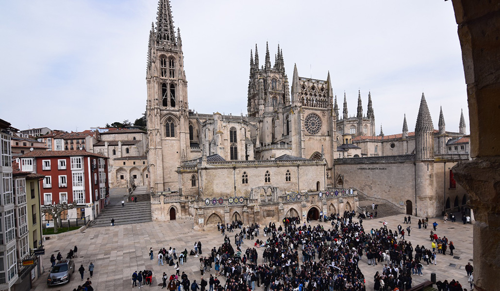 Foto de grupo ante la catedral