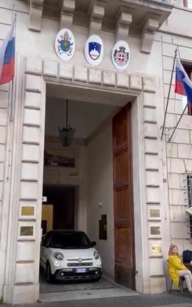 El coche del Papa sale de la embajada rusa a las horas de empezar la guerra