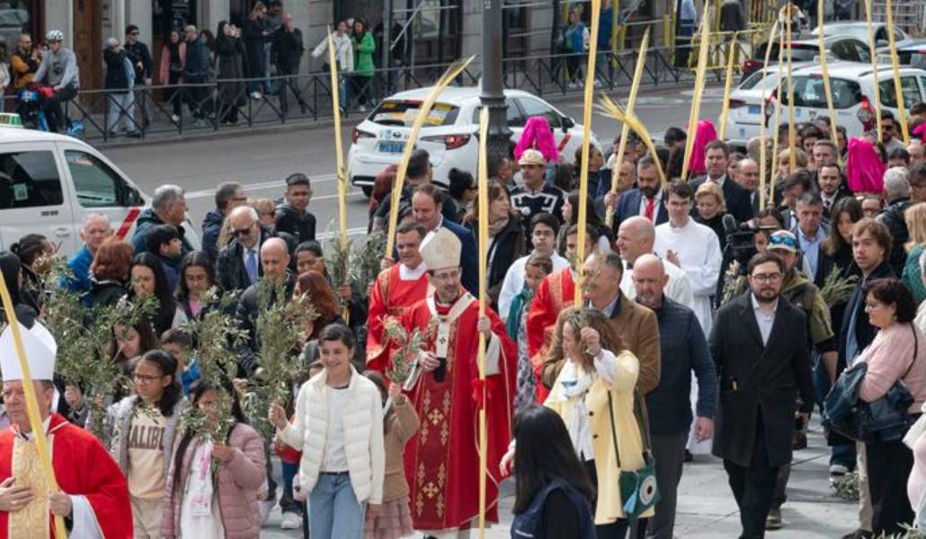 El cardenal Cobo durante la procesión por las calles de Madrid este Domingo de Ramos