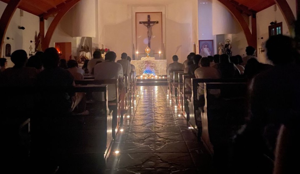 Adoración al Santísimo en una capilla.