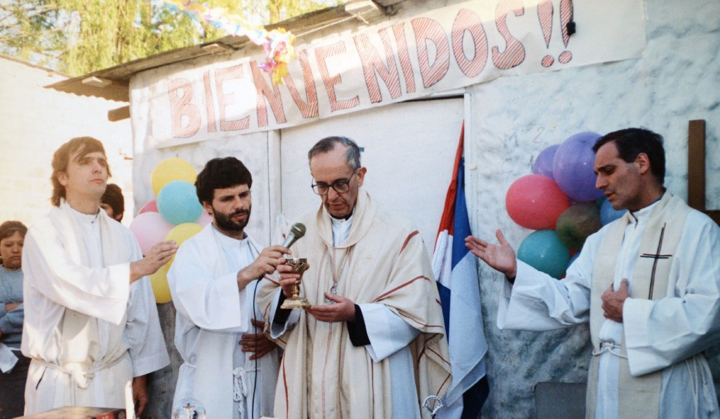 Bergoglio celebra Misa en una villa. A su izquierda, Pepe di Paola.