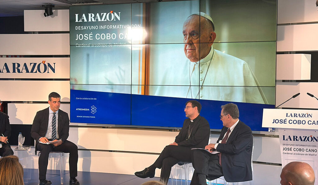 José Beltrán, José Cobo y Paco Marhuenda durante el desayuno