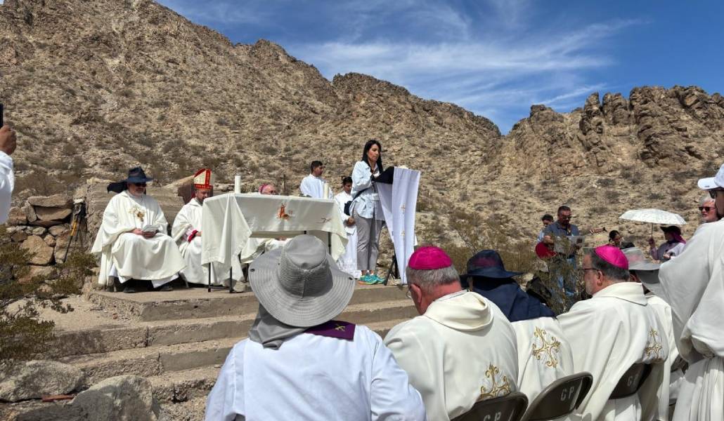 Celebración de la Eucaristía en el desierto en la frontera entre México y EE. UU. en solidaridad con los migrantes