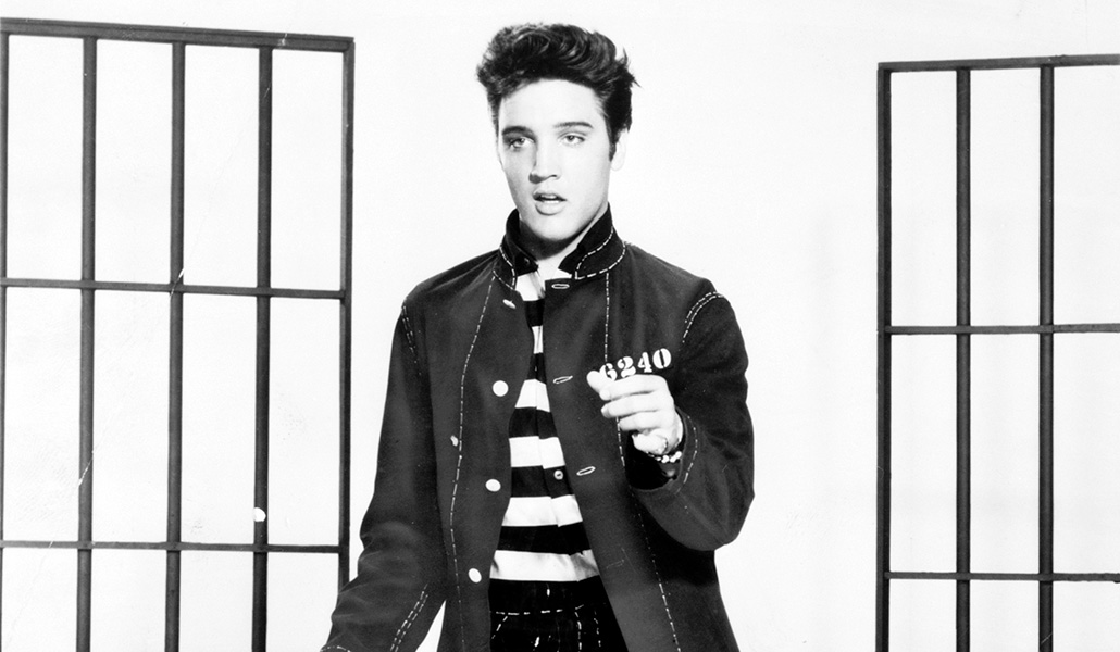 Elvis Presley en una imagen de la promoción de 'El rock de la cárcel'