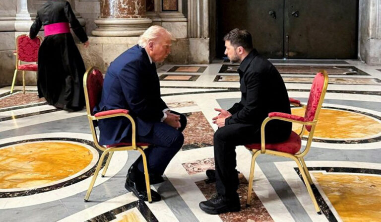El presidente estadounidense Donald Trump y el presidente ucraniano Volodymyr Zelenskyy se reúnen en la basílica de San Pedro antes del funeral del Papa Francisco