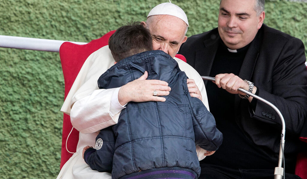 Emanuele le contó al oído al Papa sus dudas tras la muerte de su padre