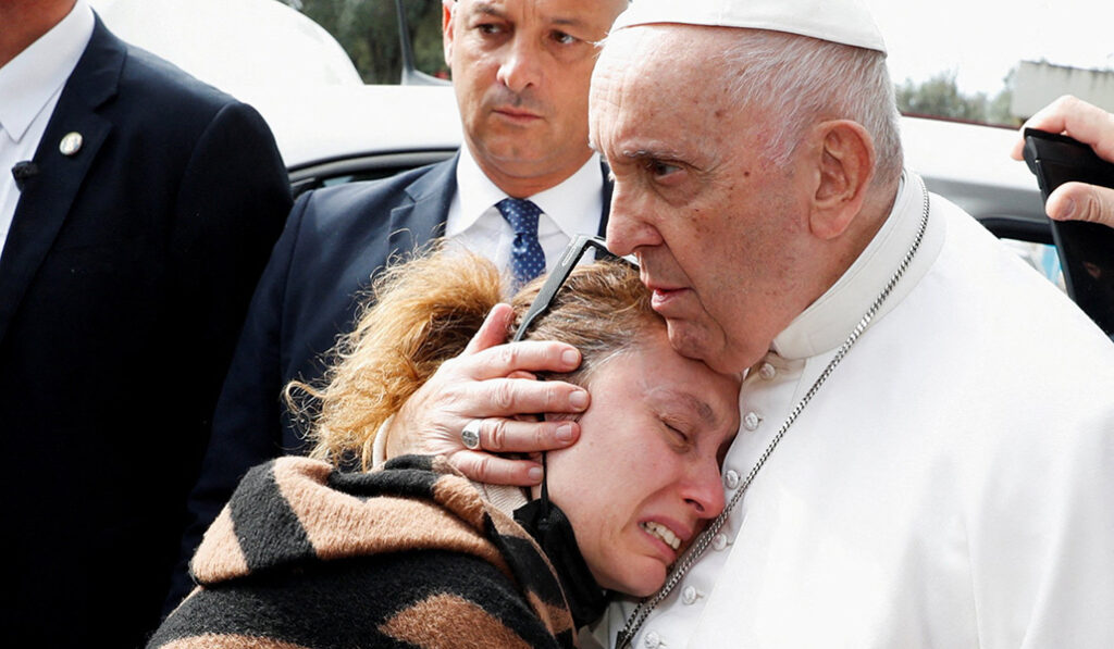 Serena recibe el abrazo del Papa el día después de fallecer su hija