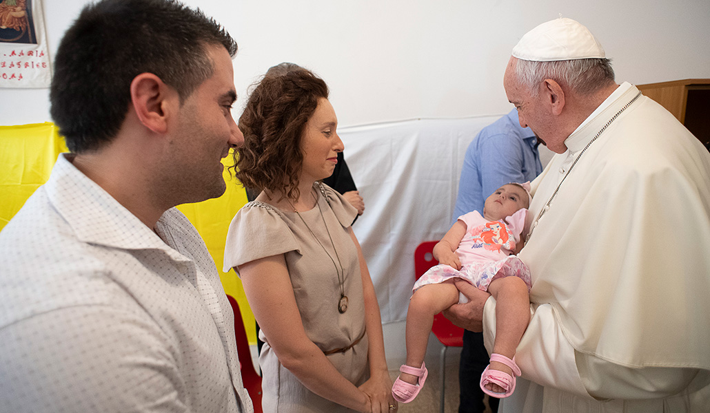 Francisco sostiene a Angelica en su visita a la parroquia Santa María Consoladora