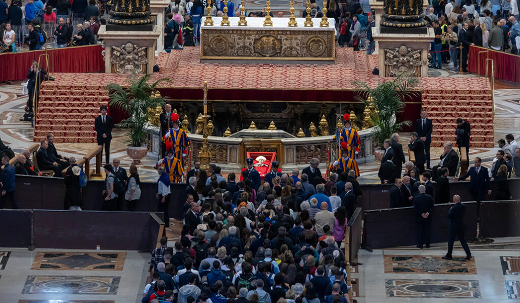 Las horas previas a la celebración fueron un ir y venir de gente que esperó cuatro y cinco horas para entrar a la capilla ardiente.