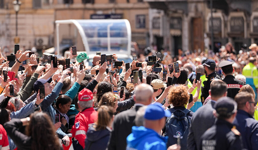 El papamóvil con el féretro recorrió parte de la via papalis, que hacían los Pontífices tras ser nombrados