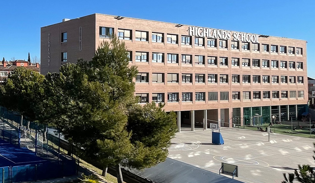 Fachada del colegio Highlands El Encinar