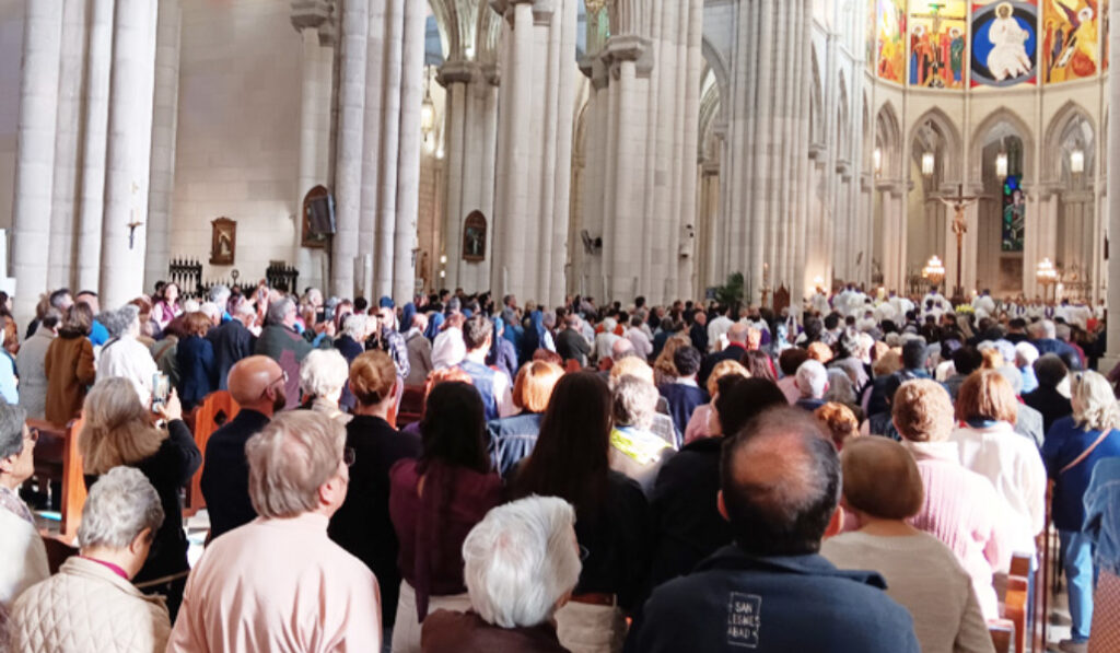 La catedral repleta de fieles