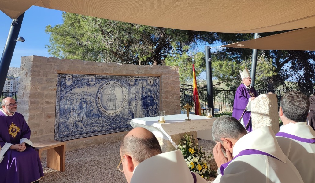 Cerro (derecha) y Luis Quintana (izquierda), vicecomisario de Tierra Santa en España, durante la Misa.
