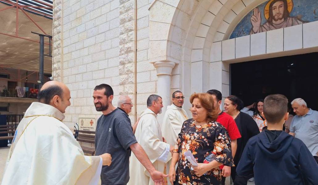 Saludos tras la Misa del pasado domingo a la puerta de la iglesia.