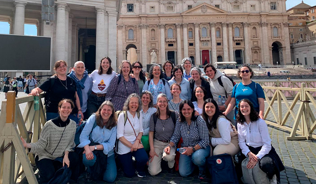 Las miembros de la Fraternidad Seglar en el Corazón de Cristo en la plaza de San Pedro tras rezar ante el Papa