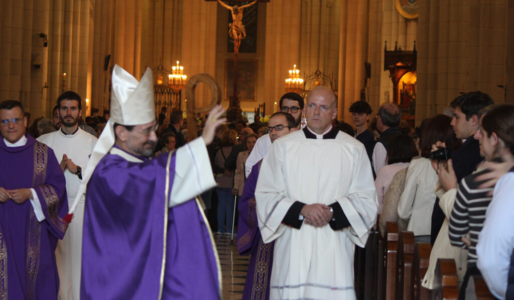 El cardenal Cobo saluda a los fieles al salir del templo