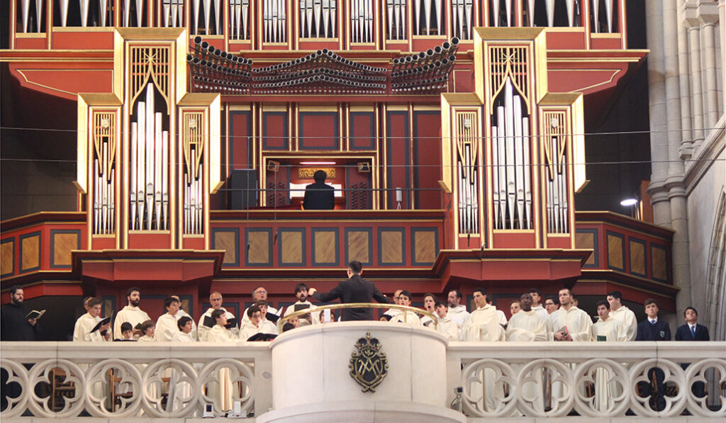 La escolanía de la abadía benedictina de la Santa Cruz canta durante la celebración