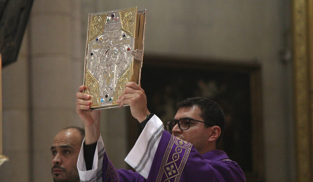El diácono se prepara para leer el texto del diálogo entre Jesús y Nicodemo