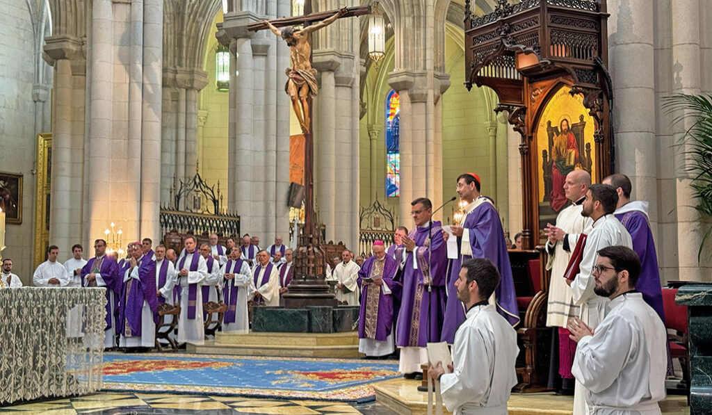 Vista del presbiterio con los auxiliares de Madrid y Adolfo González Montes