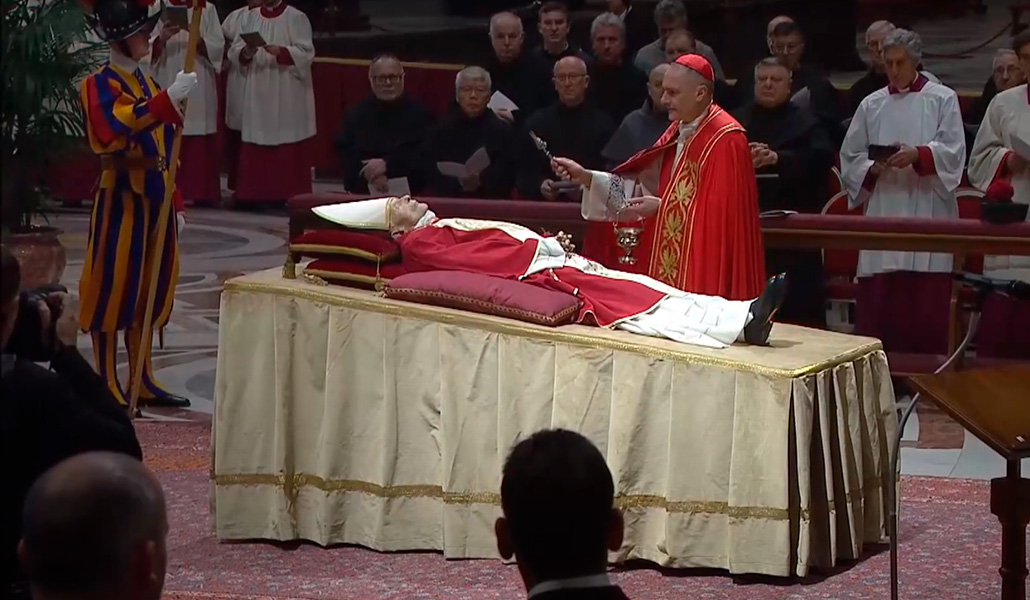 Un momento de los ritos funerarios durante la capilla ardiente de Benedicto XVI