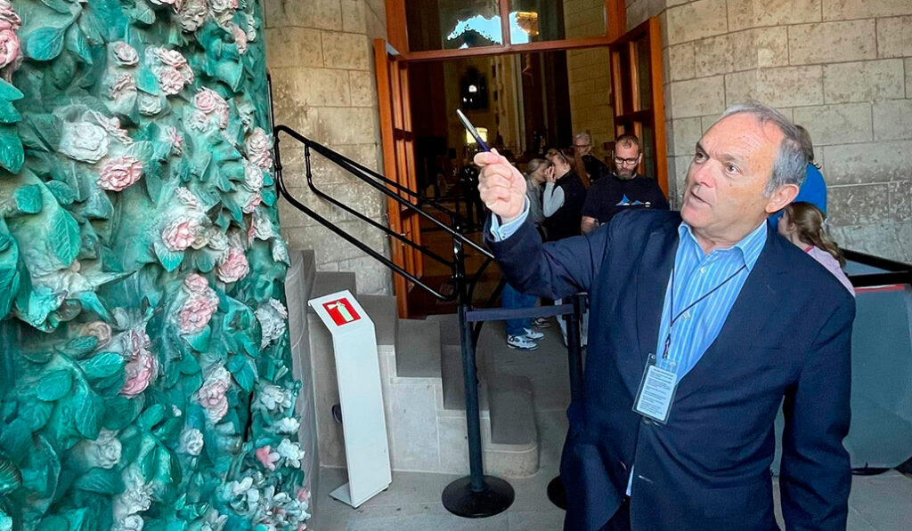 En una de las puertas de la Sagrada Familia