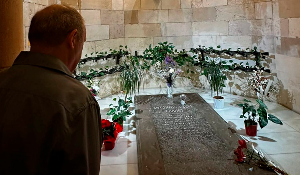 Almuzara ante la tumba de Gaudí