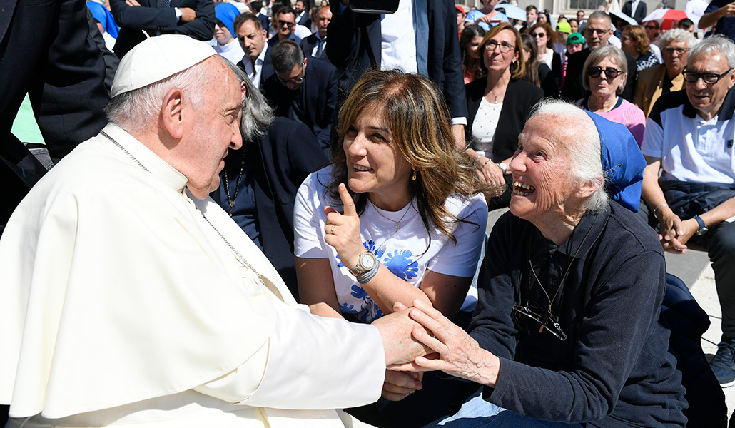 La religiosa saluda al Pontífice en junio de 2024