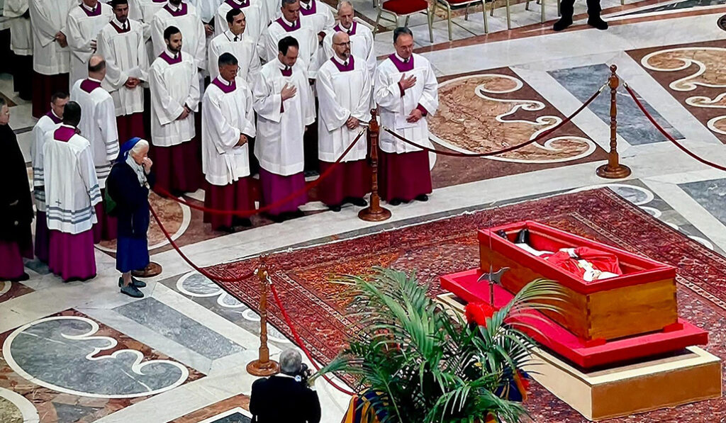 Ante el féretro de Francisco durante la capilla ardiente