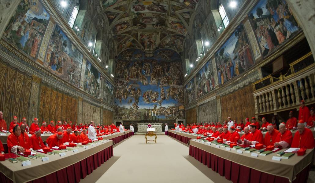 Cardenales participantes en el cónclave de 2013 en la Capilla Sixtina.