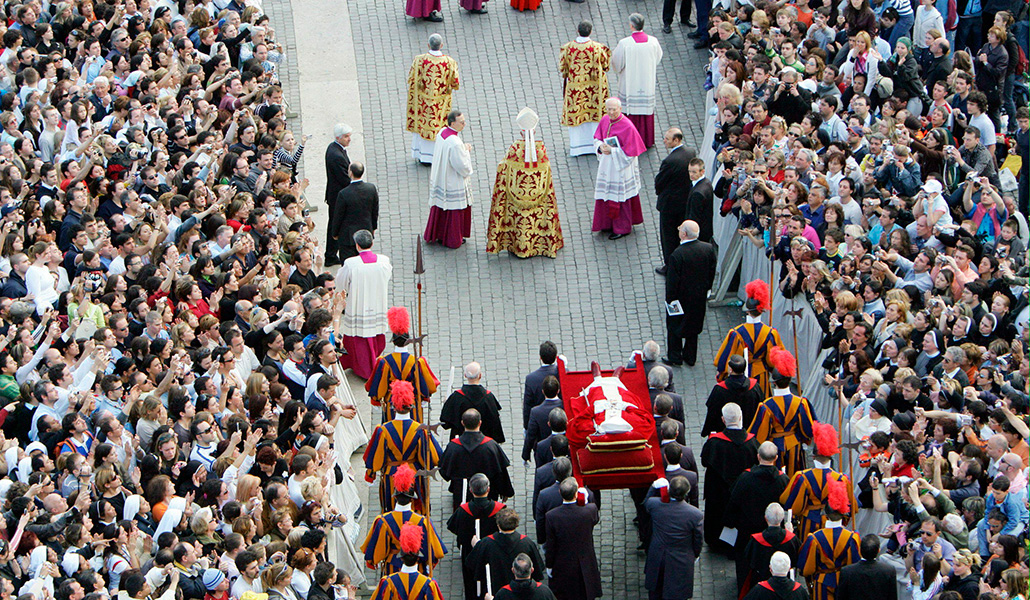 Traslado del cuerpo del Papa del Palacio Apostólico a la basílica de San Pedro el 4 de abril de 2005. Los fieles lo pudieron visitar tres días, hasta el funeral el día 8