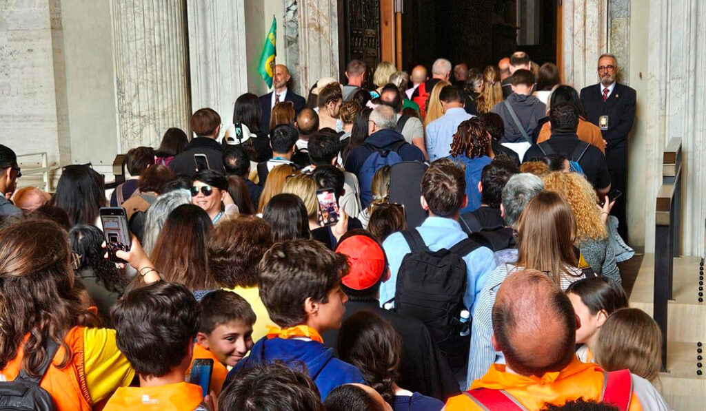 Jóvenes de la archidiócesis de Madrid atravesando la Puerta Santa con el cardenal Cobo