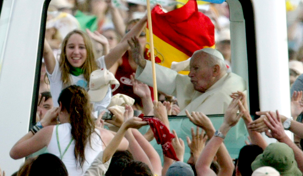 Juan Pablo II saluda a los jóvenes a su llegada a la base aérea de Cuatro Vientos el 3 de mayo de 2003, durante su última visita a Españ