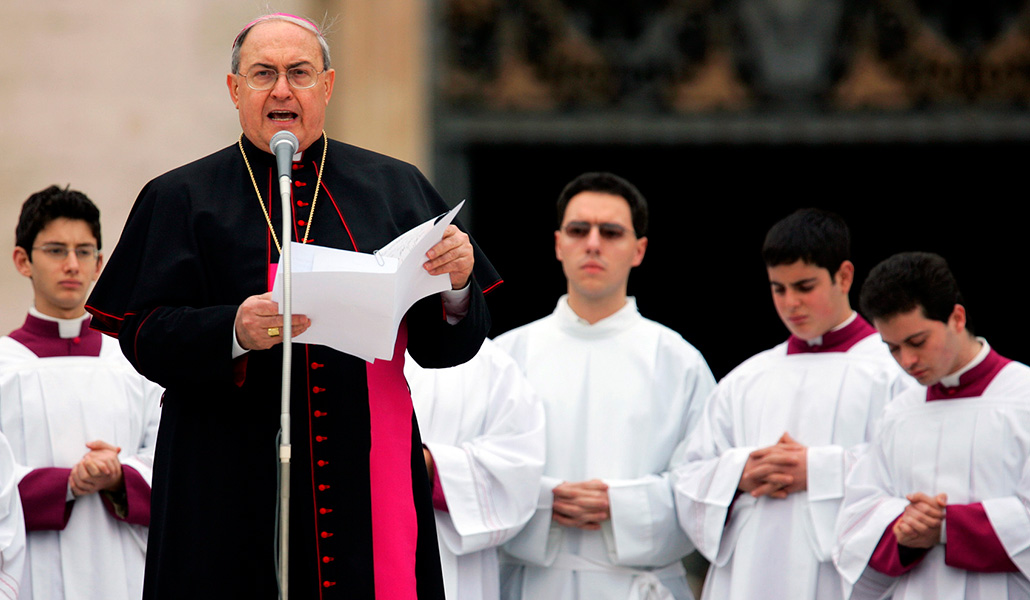 Sandri dirige el ángelus delante de la basílica de San Pedro el 27 de febrero de 2005, pocos días después de la traqueotomía realizada al Papa